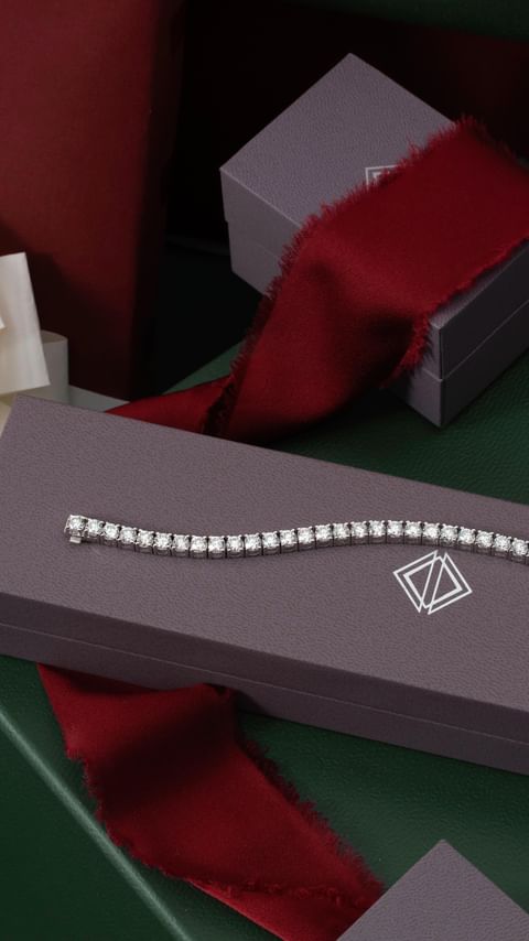 Our 2024 Holiday Gift Shop is here ✨ Discover beautiful inspiration for everyone on your list this h