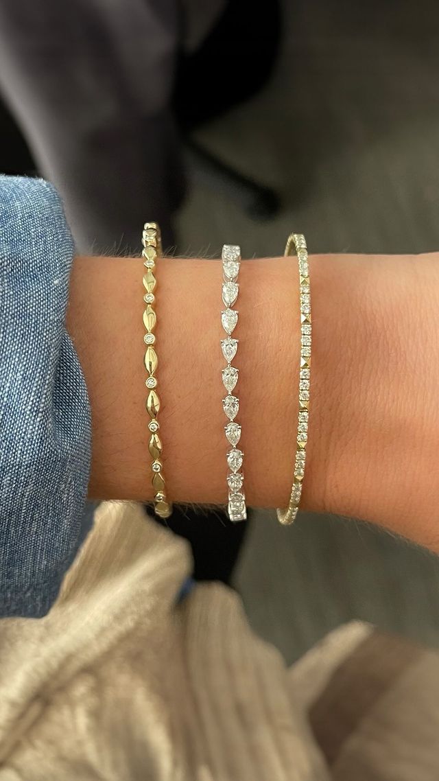 Bezel vs no bezel - bracelet edition. Let us know your favorite in the comments ✨