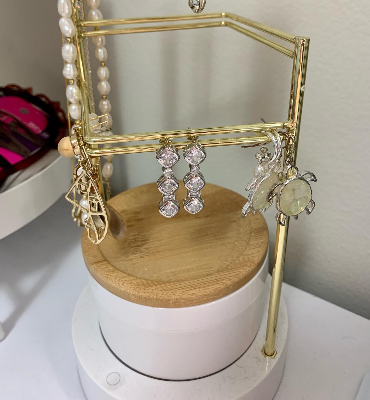 Spending my Saturday reorganizing my jewelry and tidying up my room. I added my new earrings from sh