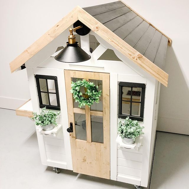 Merry Christmas friends! Here it is, the Backyard Discovery Playhouse Makeover, this was such a fun 