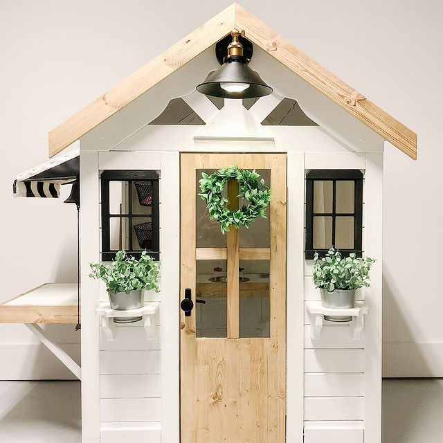 Merry Christmas friends! Here it is, the Backyard Discovery Playhouse Makeover, this was such a fun 