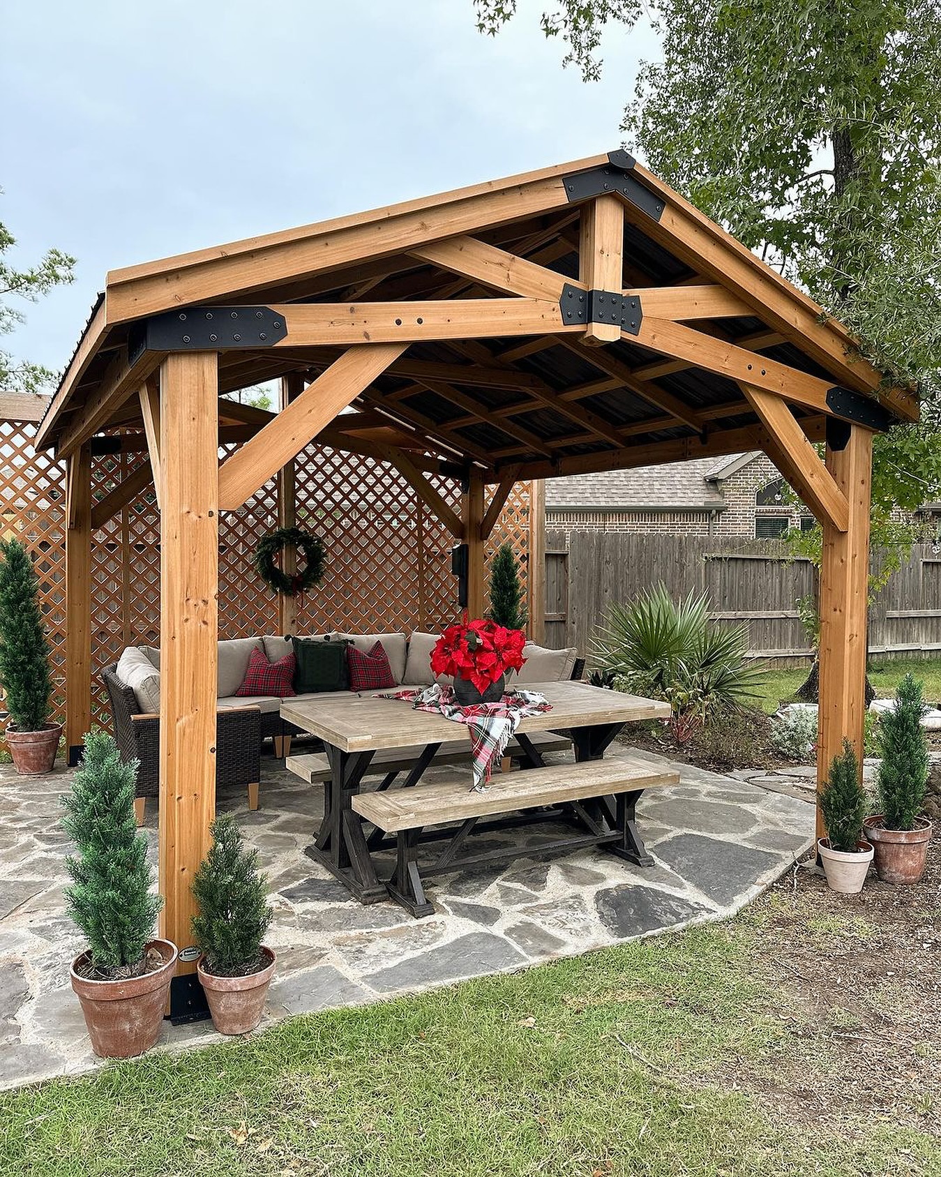 If you haven’t done your holiday shopping yet…

📸: touchesofwood_lexi 

#gazebo #gazebos #backyard 