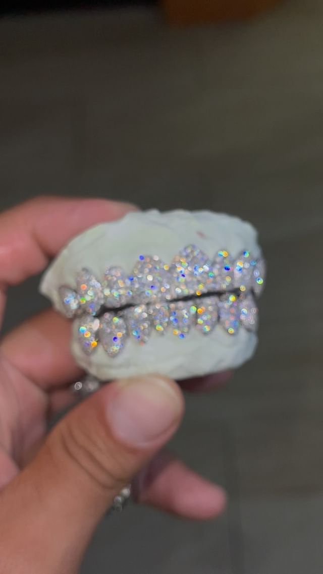 adekunlegold got himself a 8 top 8 bottom Vs1 clarity diamonds zig zag set on 14k white gold. We can