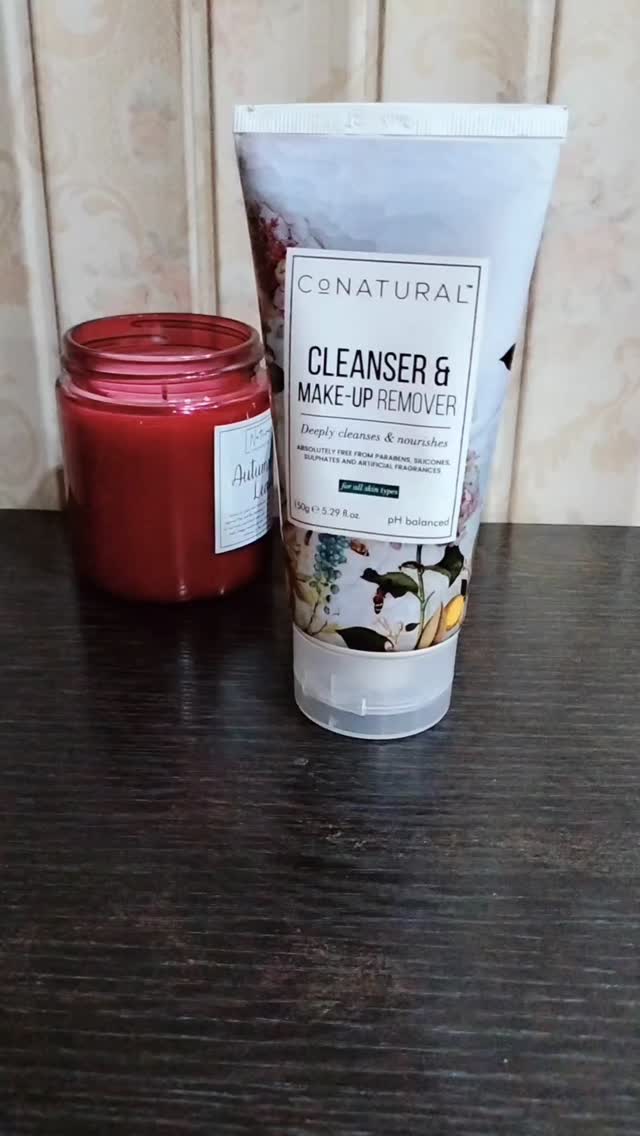 Here's a review for the conatural Makeup Remover:

ðŸ’« Gentle, Effective, and Natural!_

I'm loving