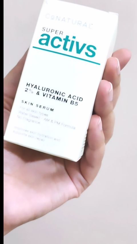 Hyaluronic acid serum
. Penetrates deep into the skin and helps to store moisture in the connective 