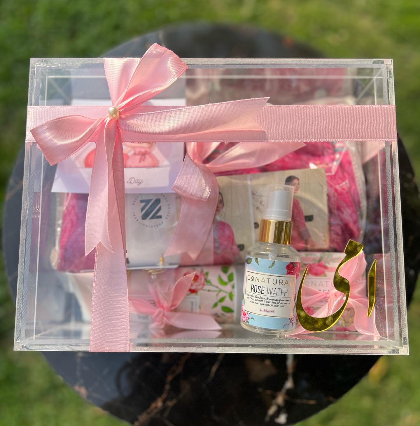 Mothers Day â€˜23 ðŸ«¶ðŸ» 
Box of happiness to make her smile ðŸ’—

Includes: 
â€¢Suit from zellbur