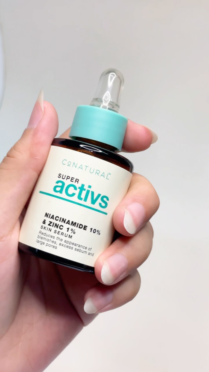 Capturing the magic behind Conatural Niacinamide serum. Watch how this Serum glows under the lens, b