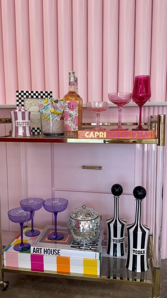 💅🏻 slaying the bar cart styling game is easy when you shop with us.

#inspo #homedecor #homestylin