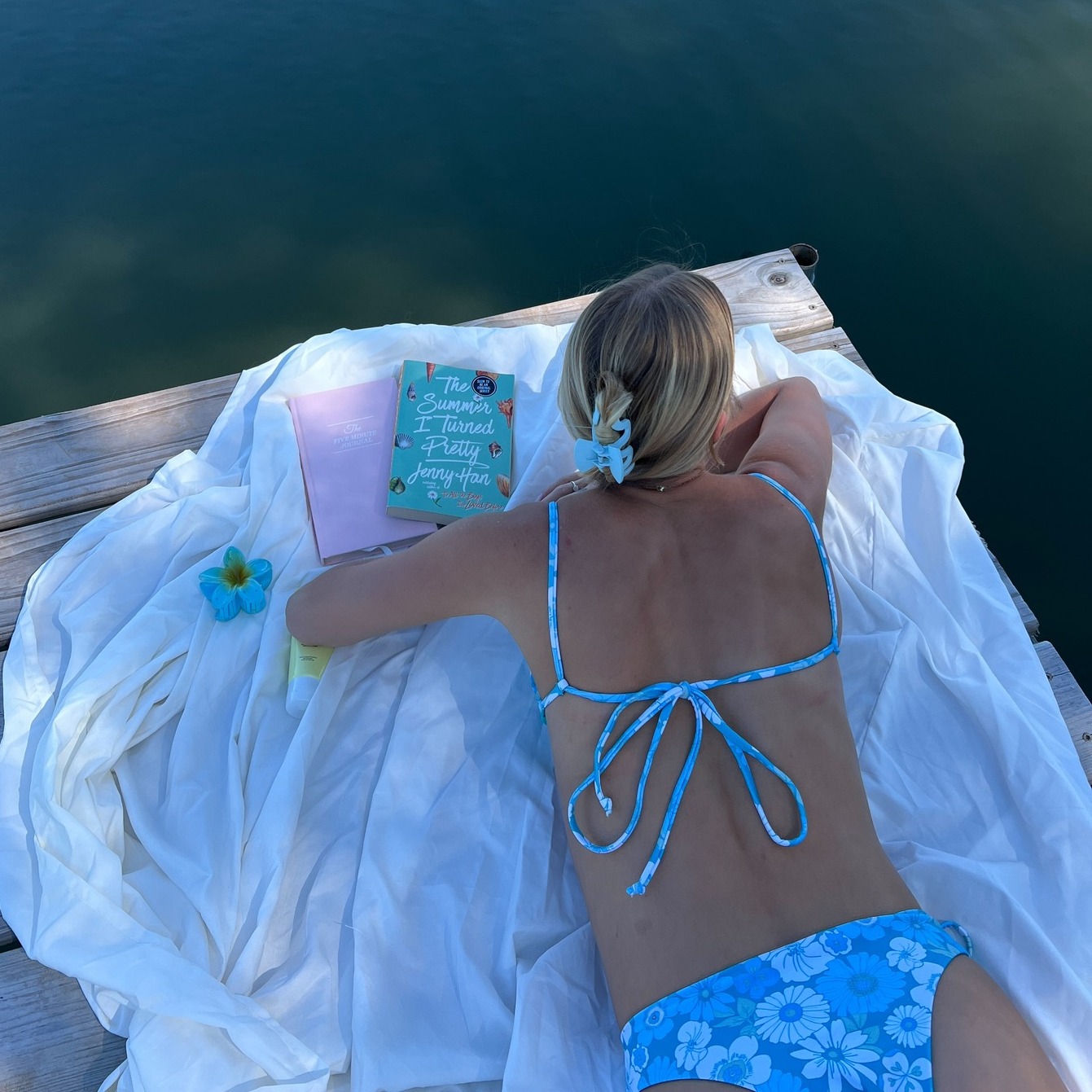 Diving into a world of sun, stories, and style with the Alexa Set in Blue Daisy ????

#Novanude #Ale