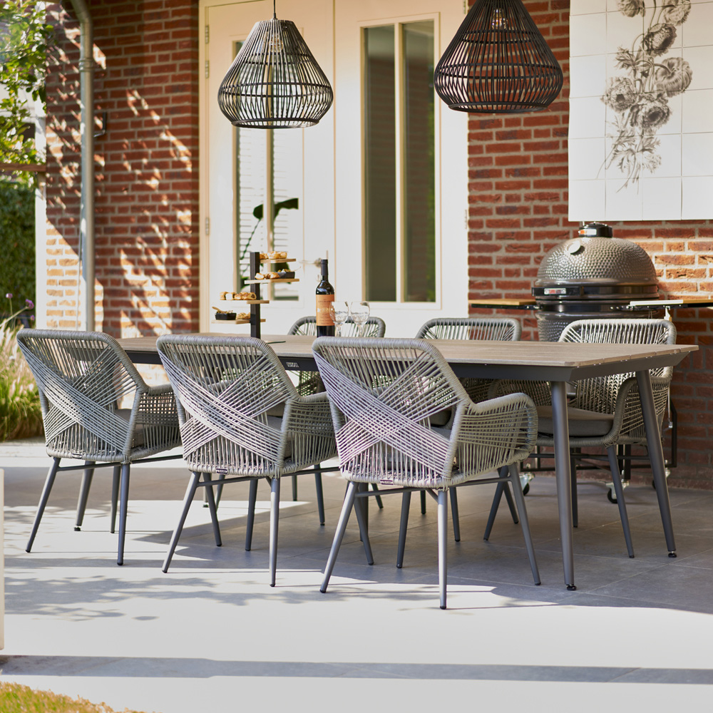 JAPANDI | De tuinstoel Advance past perfect in een Japandi tuin. De bruin grijze cross weave draden 