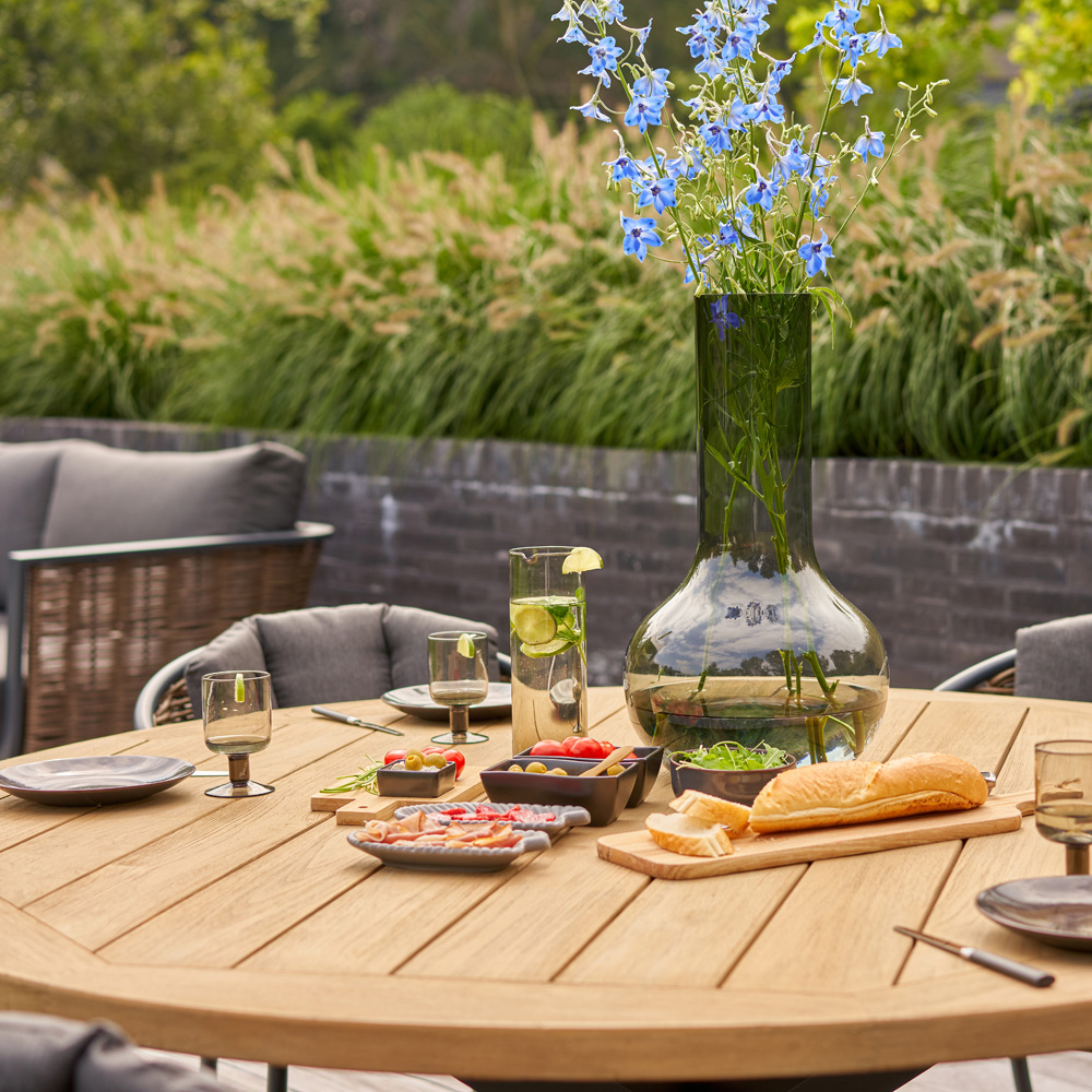 TREND💚💚| Dit jaar zien we dat ronde tuintafels voor buiten enorm populair zijn. Laat de ronde vorm