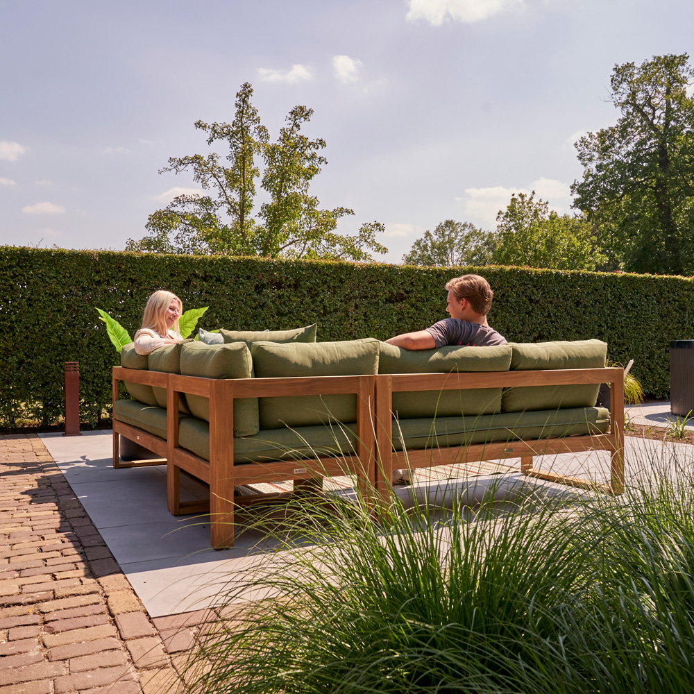 GREEN CUSHIONS 🌿🌿 | Wat vind jij? Dit seizoen zie je ook groene kussens in loungesets. Vaak gecomb