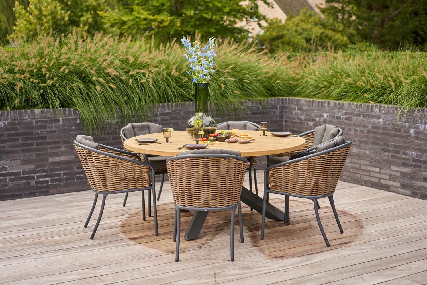 Helemaal trendy op dit moment.....💚💚 Ronde tuintafels met teakhouten blad en antraciet aluminium p