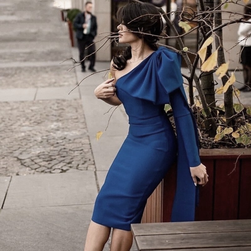 Who doesn't love a statement bow? ?? It must be our LELA Long Sleeve Midi Dress, now available in Ro