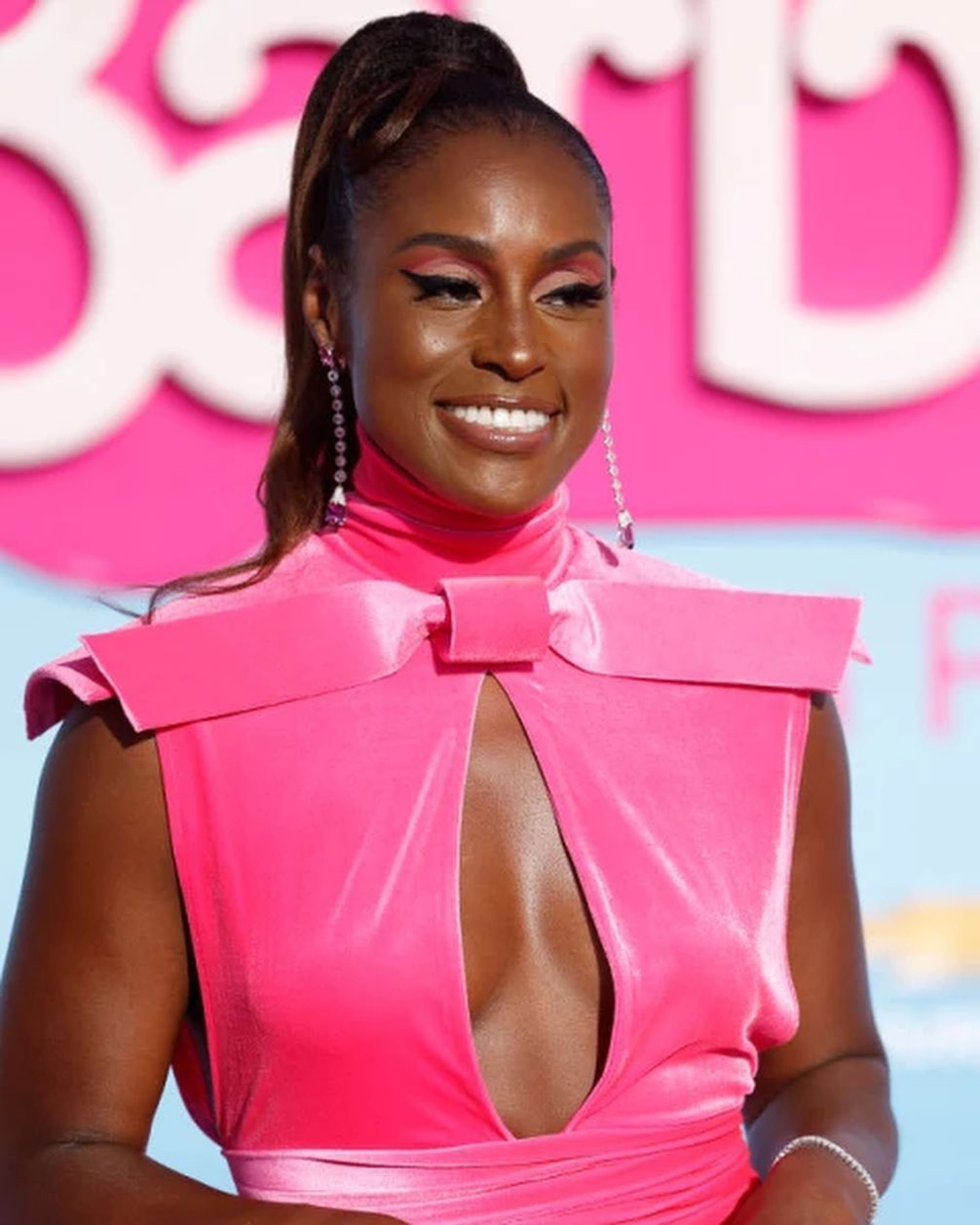 Issa Rae looking like a real life Barbie at the premier💅🏾💕 #FTFMUSE
.
.
.
.⁣⁣
Click the link in o