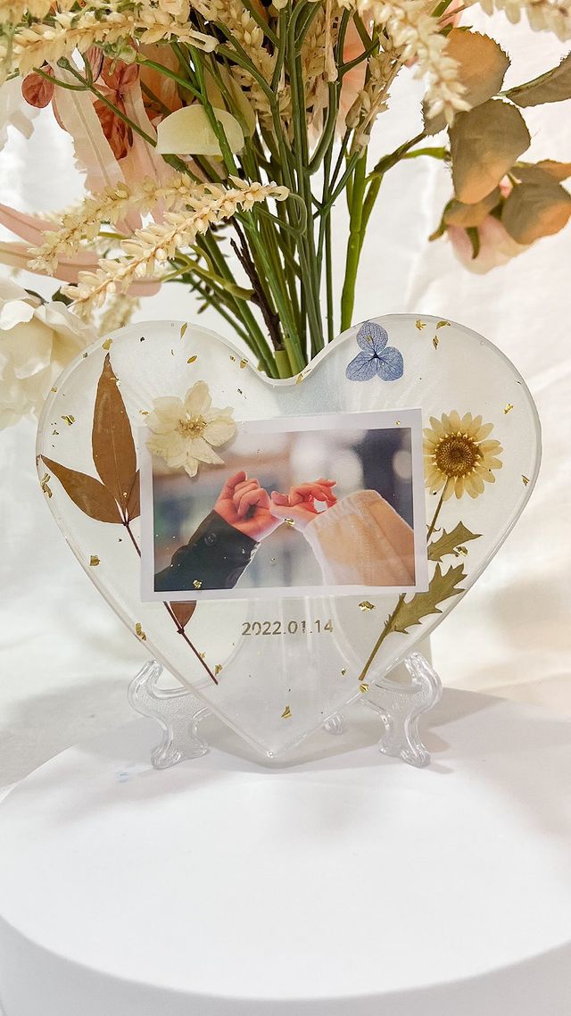Gift the magic of memories with this exquisite photo frame for this Valentine’s Day 💕 Stay tuned to