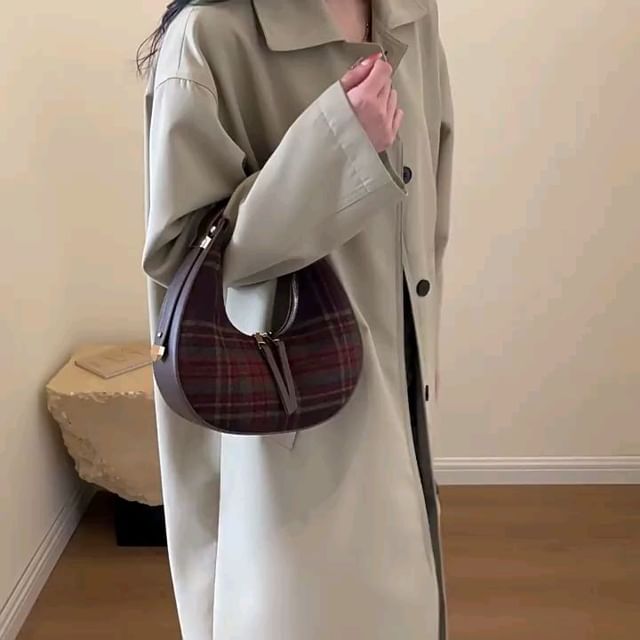 Introducing our exquisite Women's Fashion Color Contrast Plaid Retro Hand Carrying Dumpling Bag, a t