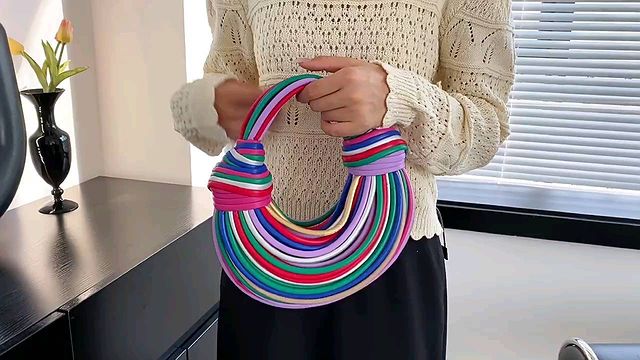 This colorful purse is the perfect accessory for daily use. Made with soft PU material, it features 