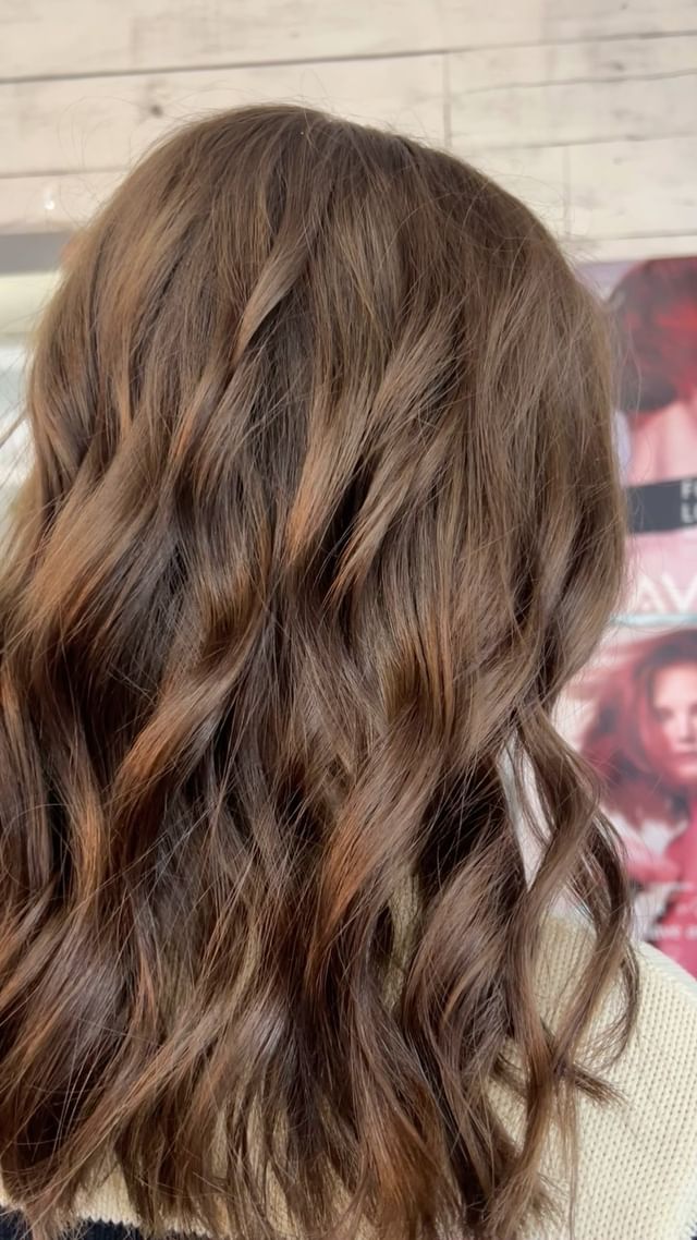 We embraced her natural hues, added a touch of balayage and a copper glaze unveiling a soft prism-li