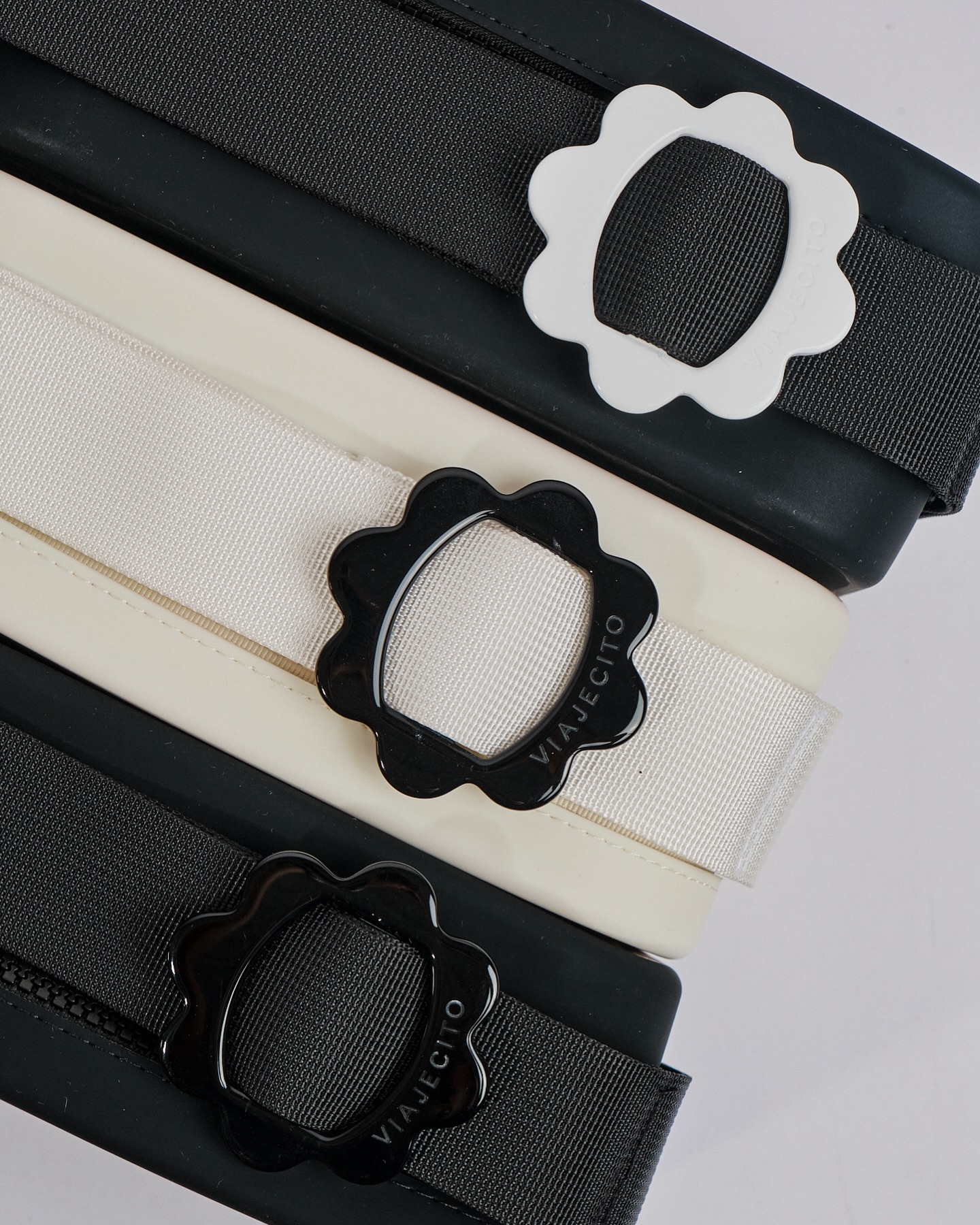 We have a blossom situation 🖤🤍 These limited edition best-sellers are giving chic minimalist. Avai