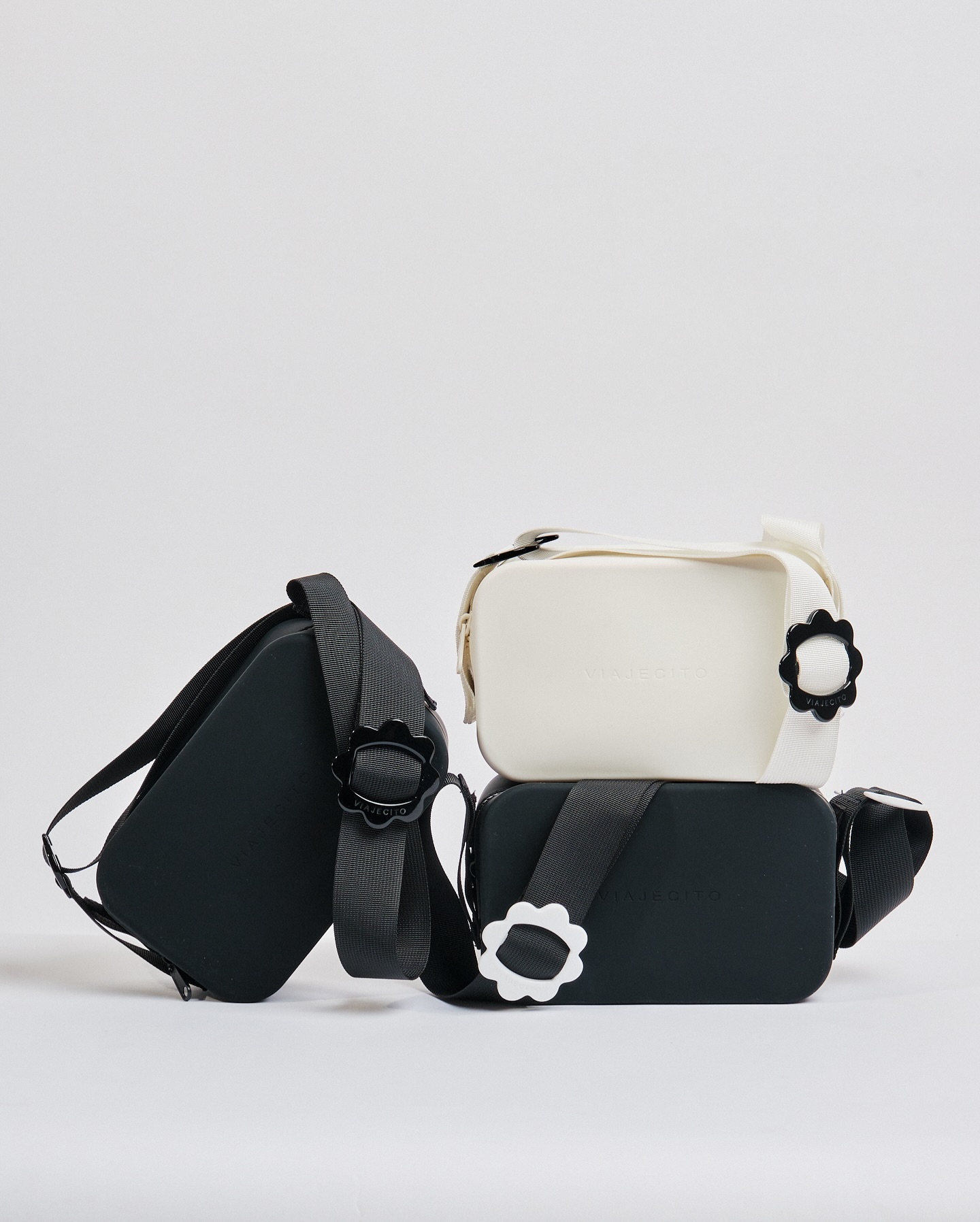 Monochrome, but make it floral chic with these blossom adjuster straps! 🖤🤍🌼 These sets are now av