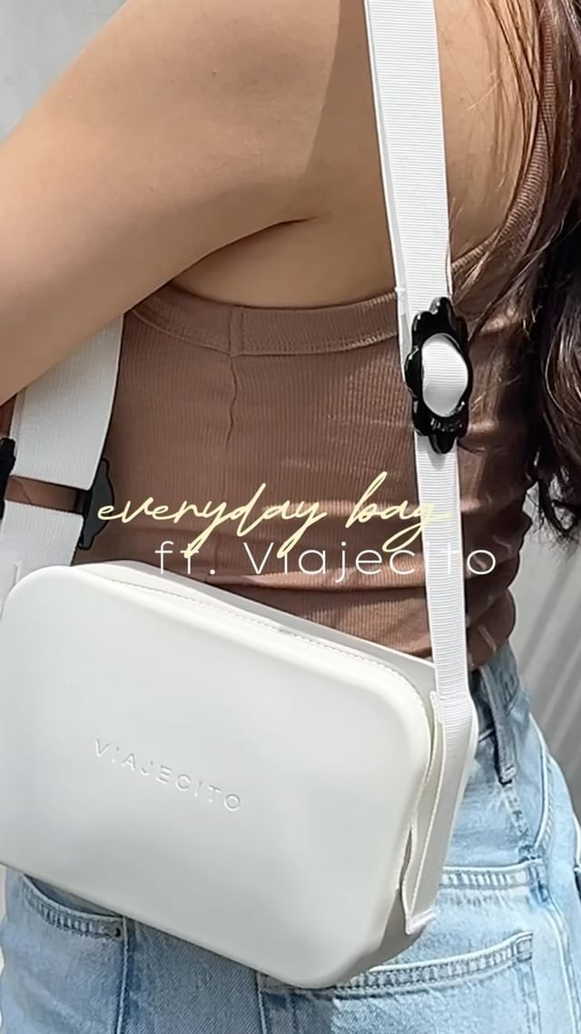 alec.bang shows us what’s in her everyday bag! Our Splashkit Classic coconut blossom set is the perf