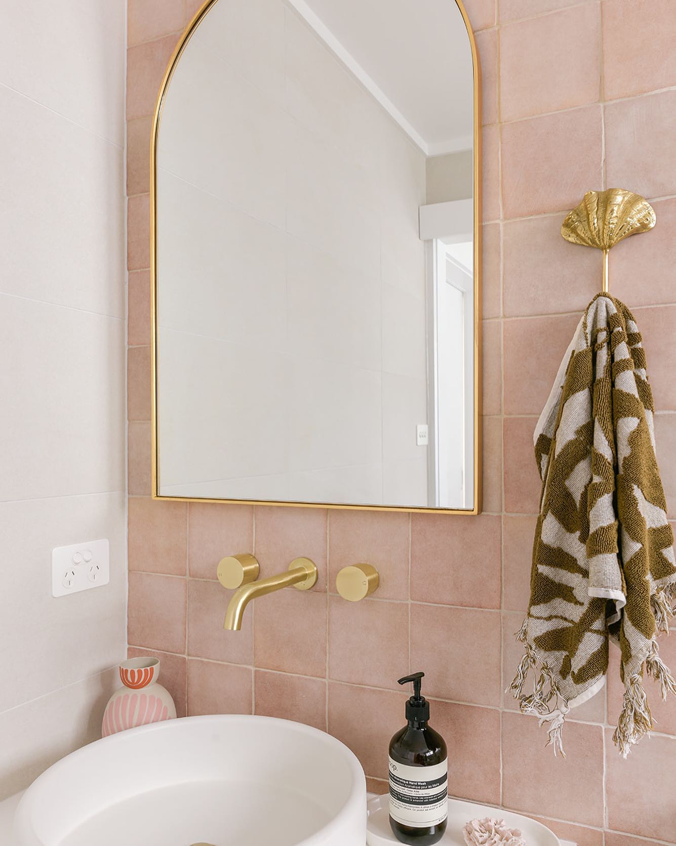 Bringing a bit of pink & luxury to this little bathroom. ðŸ’•ðŸ«§

ðŸ“·: casa.photo.co 
#prettyinpin