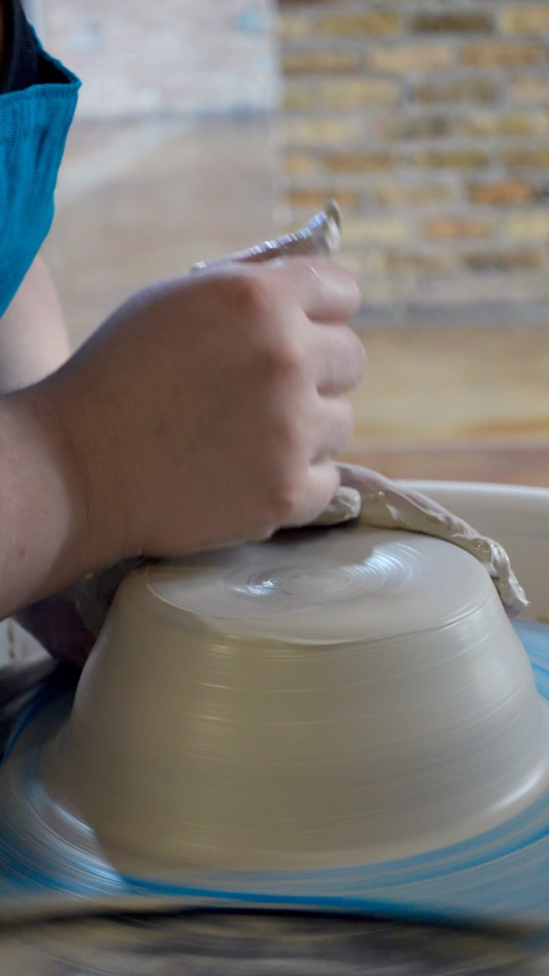 Using our ZigZag tool to make a juicer!!🍋

#pottery #htx #thingstodohouston #ceramics #sugarland #s