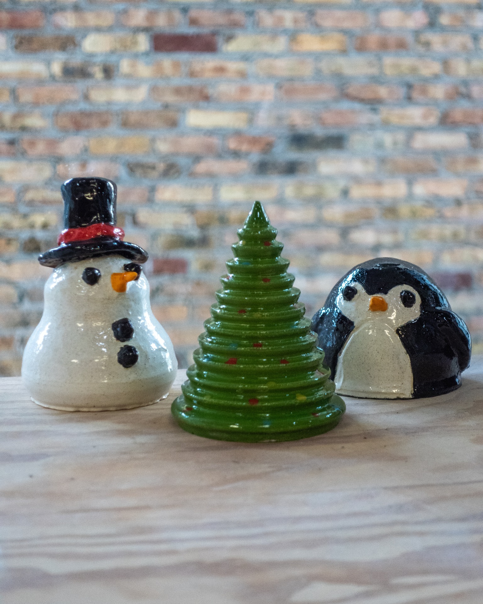 IT'S TIME! 🎉 Head to Smashed Studios to create holiday pottery projects! Book now on our website! �