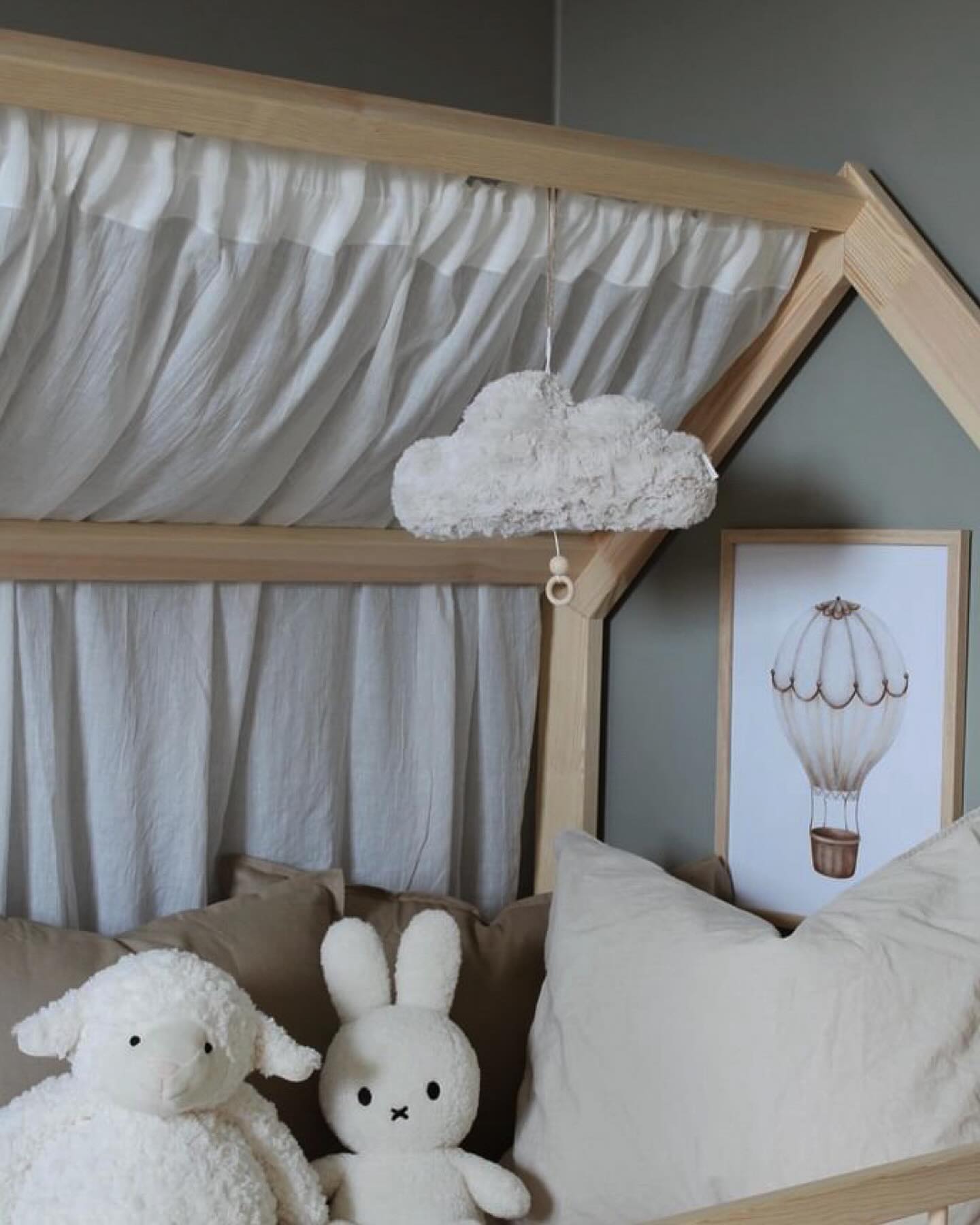The Cozy Cloud Music Box is the perfect cozy addition to your child's bedroom. Its melody of "Somewh