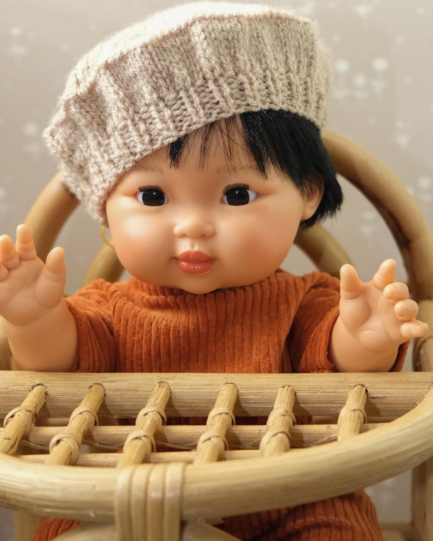 How cute is this little knitted beret!? 

Je l'aime! 🇫🇷 

The cat knitted hat is also adorable. 

