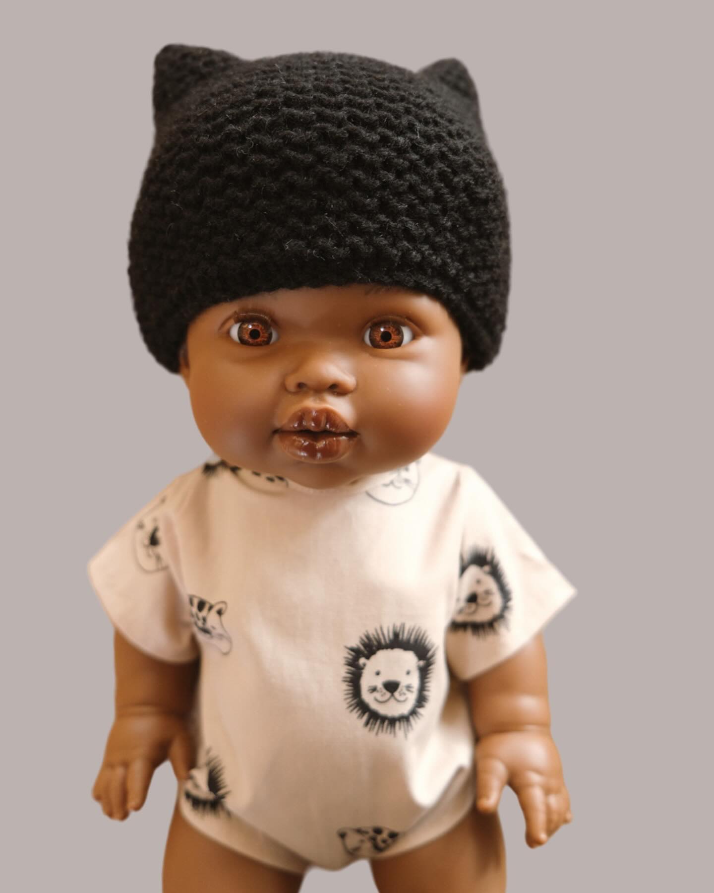 How cute is this little knitted beret!? 

Je l'aime! 🇫🇷 

The cat knitted hat is also adorable. 

