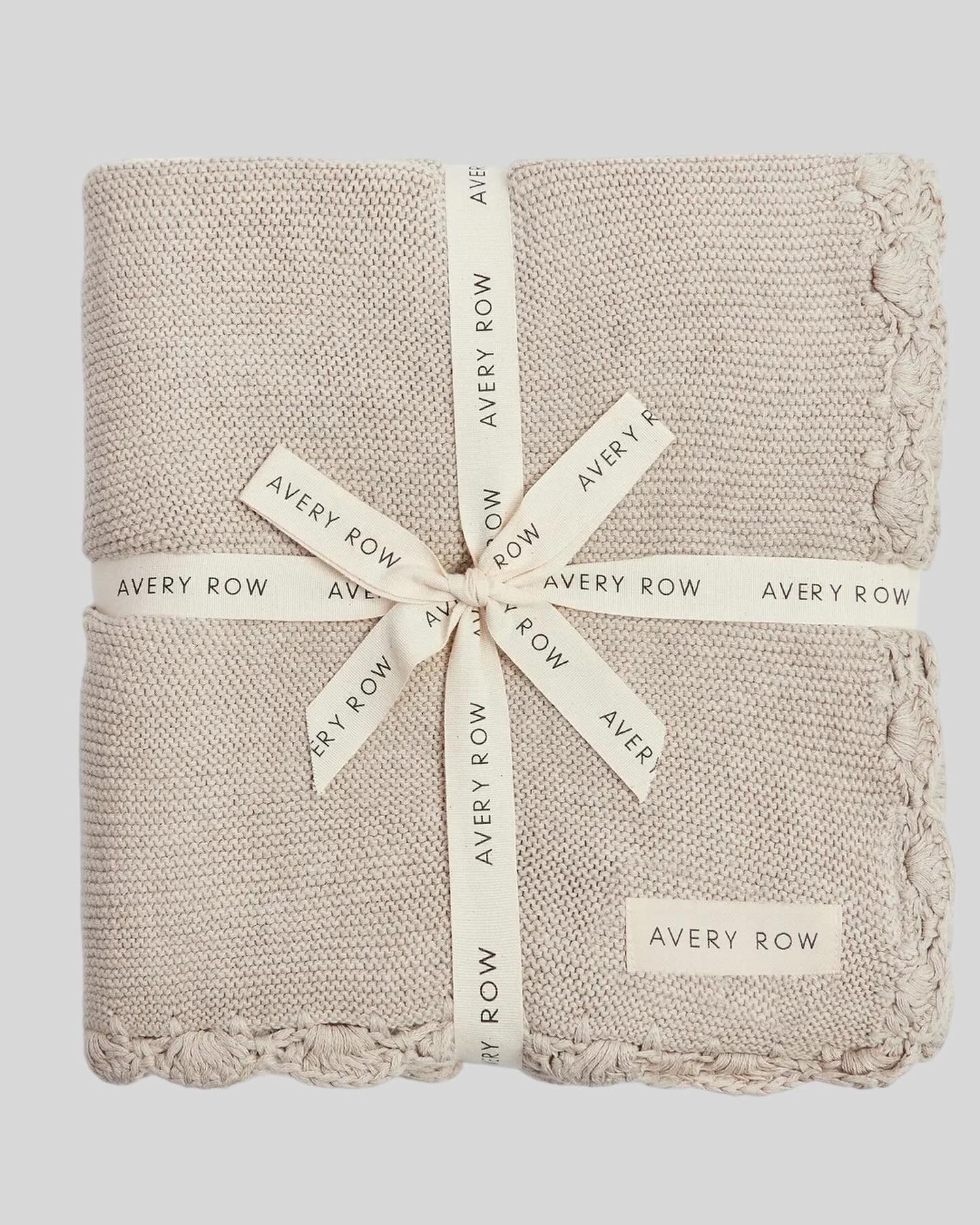 So cozy! 🤍🤎 

Check out this lovely little knit blanket in our Textile Collection. 

Made from 100