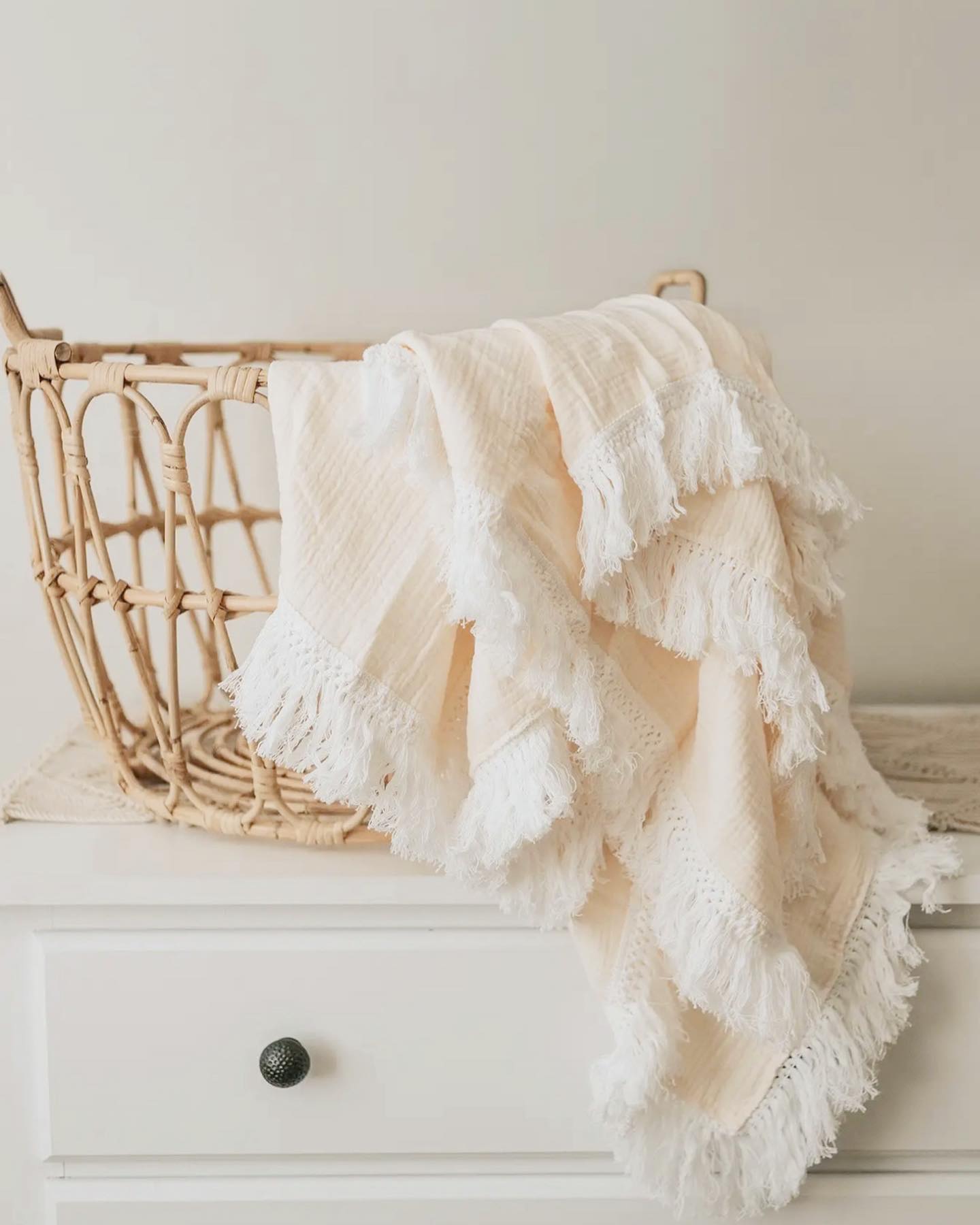 The perfect summer blankets. ðŸŒ¾ 

This gorgeous gauze blanket comes from California-based brand Br