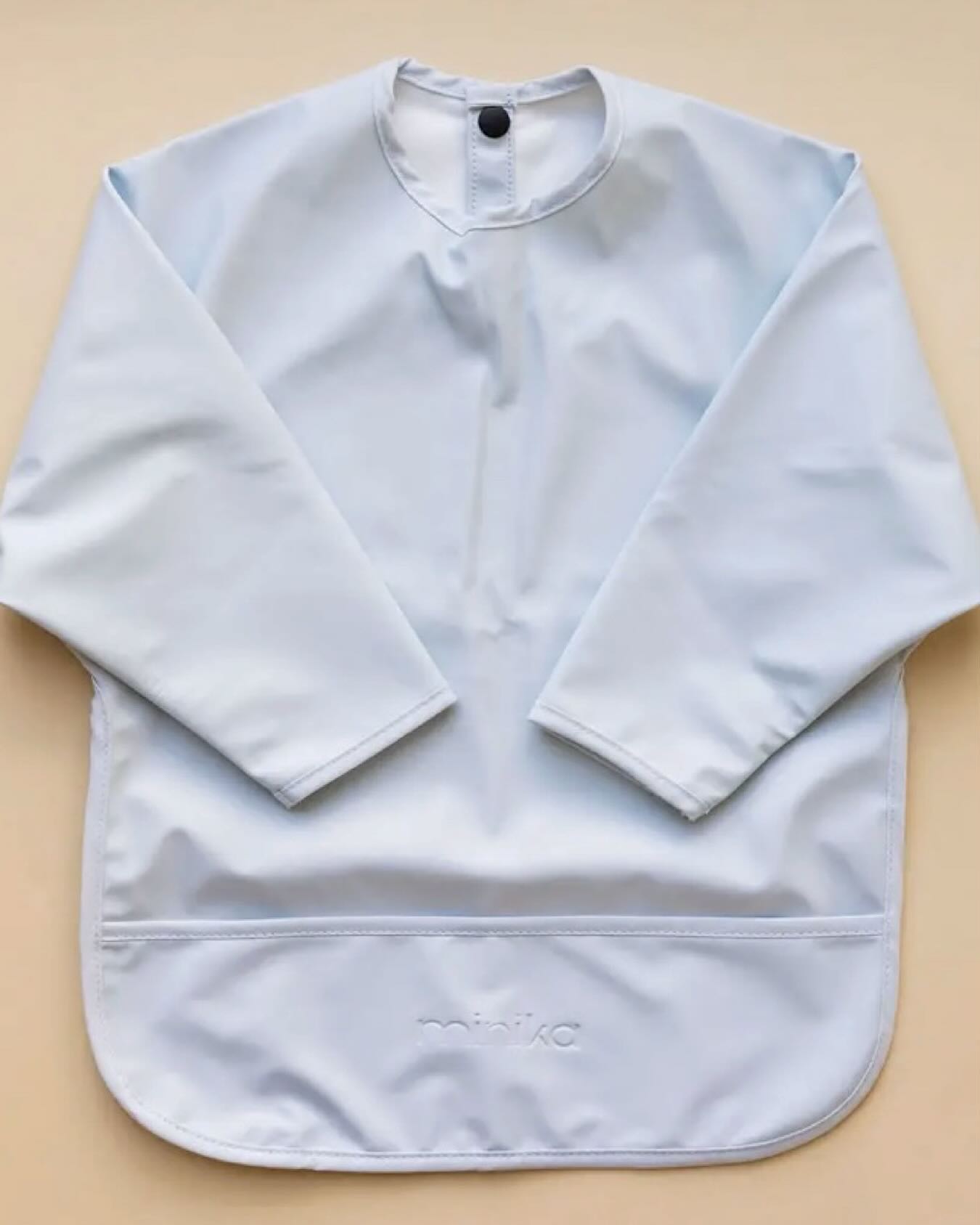 Love the ice blue color of this gorgeous full sleeve bib! 

Perfect for mealtime for babies ages 6 m
