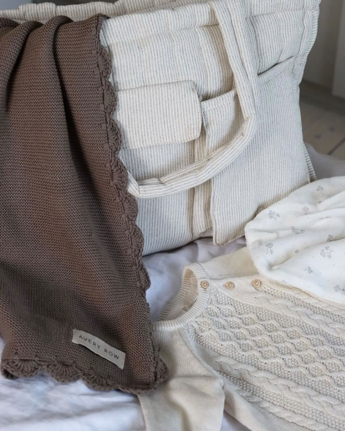 Looks like this mamma's bags are packed for the hospital & she is ready for baby. 🤍 

The Scalloped