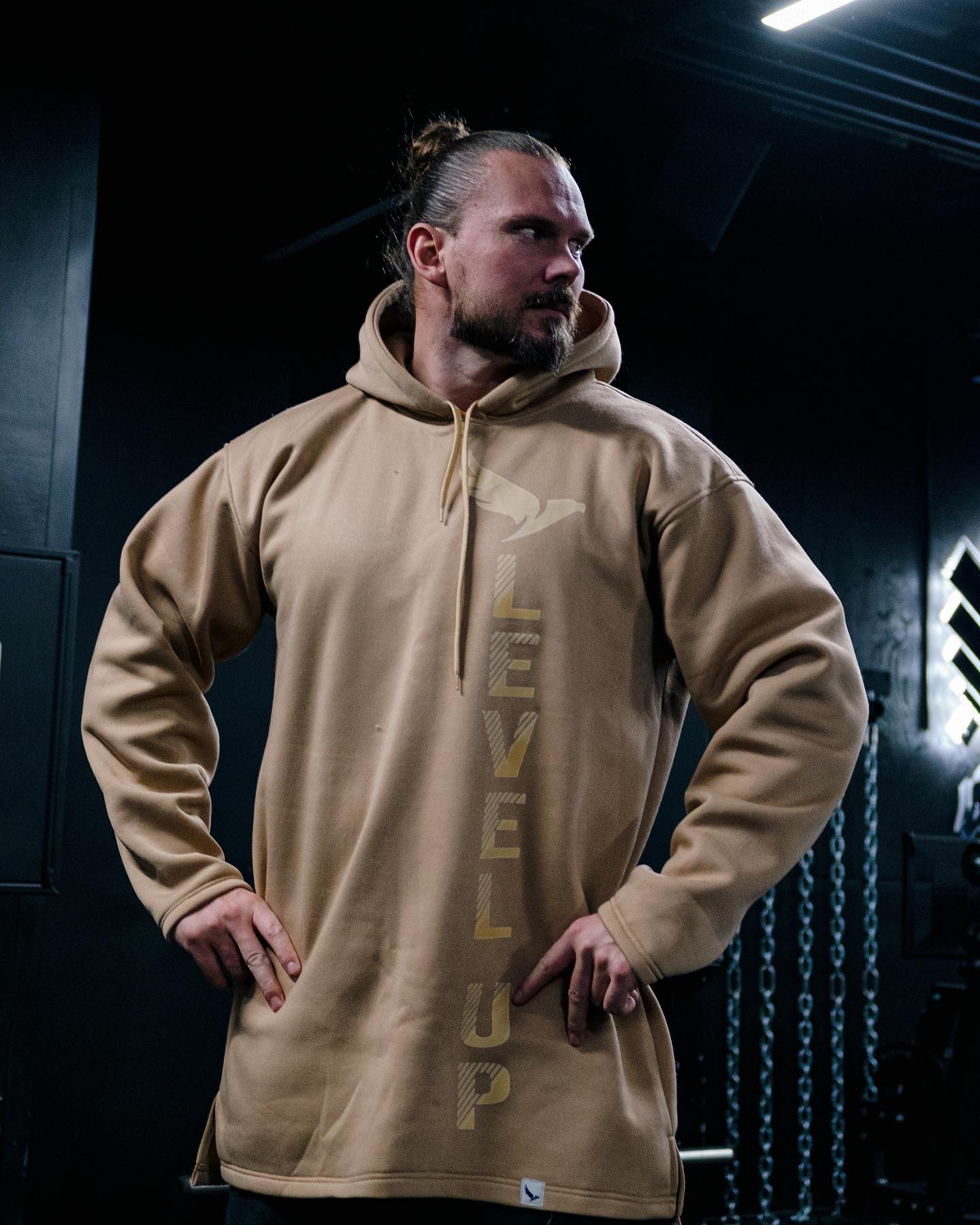 Tätä tarkoitan: REAL OVERSIZE!! 
Malli on 197cm ja päällä BigBoys Drop - OverSize Hoodie Beige on XX