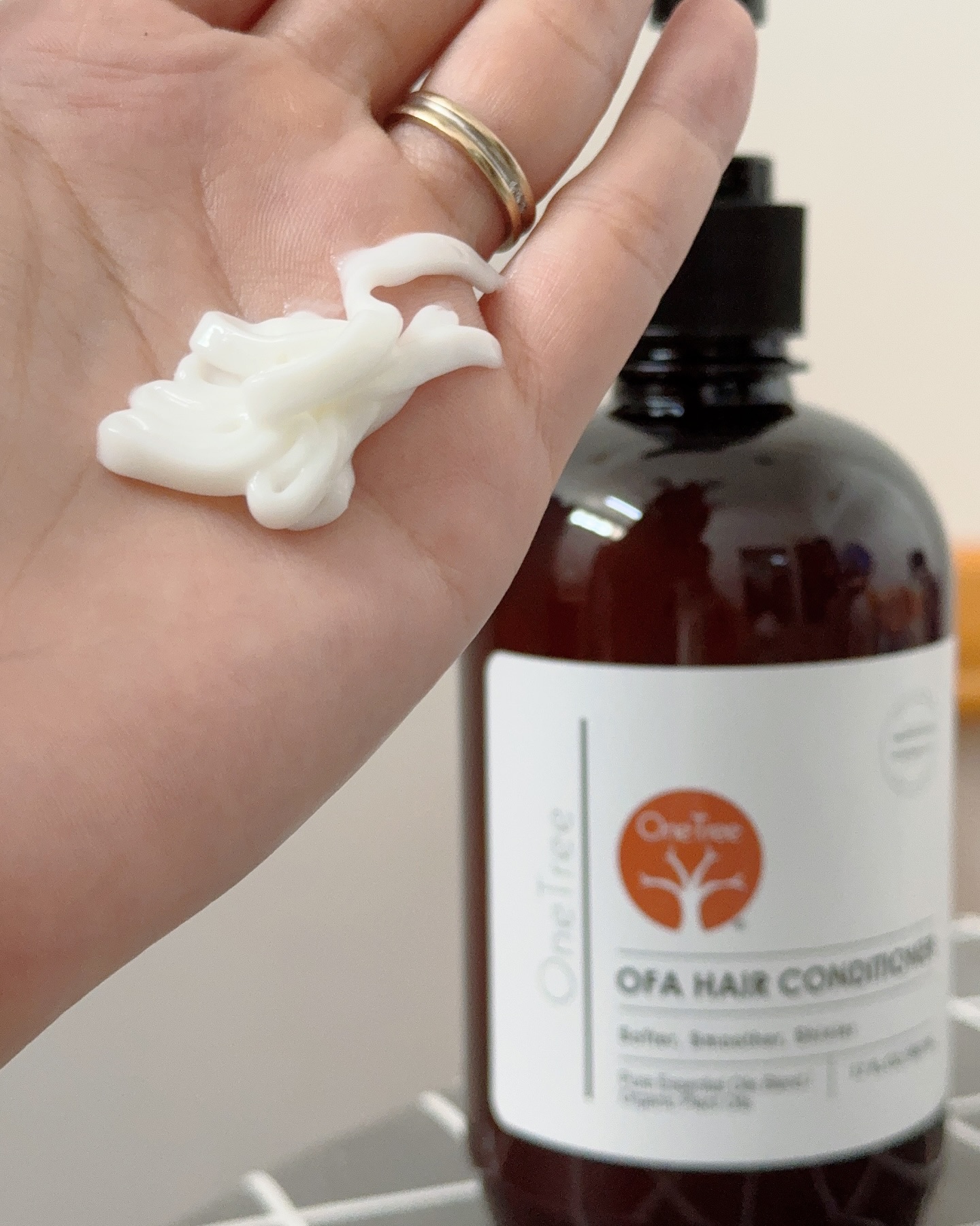 Say goodbye to the hassle of applying conditioner only to the ends of your hair. With the innovative