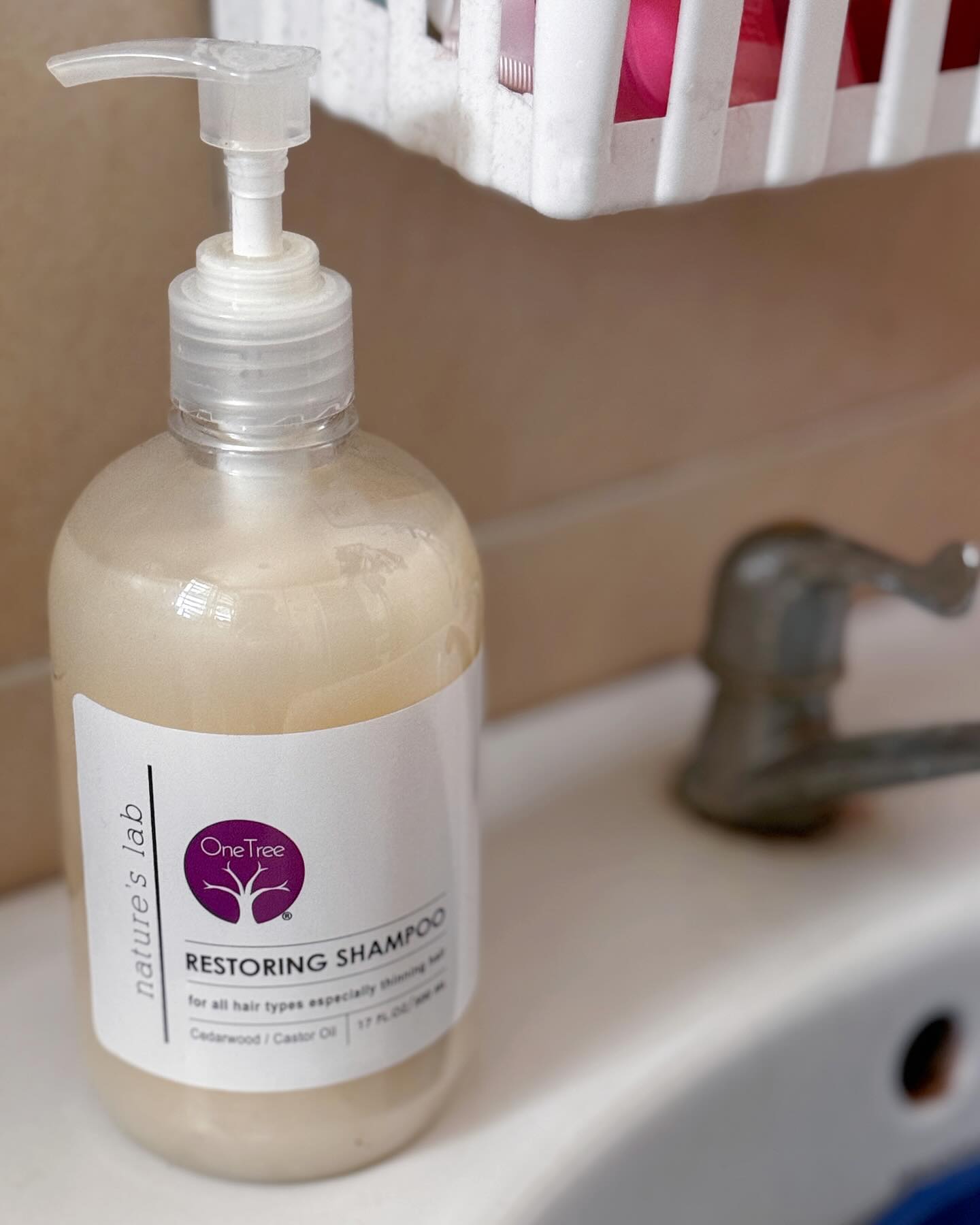 ä¸€å¤´ä¹Œé»‘äº®ä¸½çš„å¤´å‘ï¼Œä»¤é¢œå€¼å¤§å¤§åŠ åˆ†ðŸ’¯

One Tree Restoring Shampooä½¿ç”¨çº¯ç²¾æ²¹æˆ