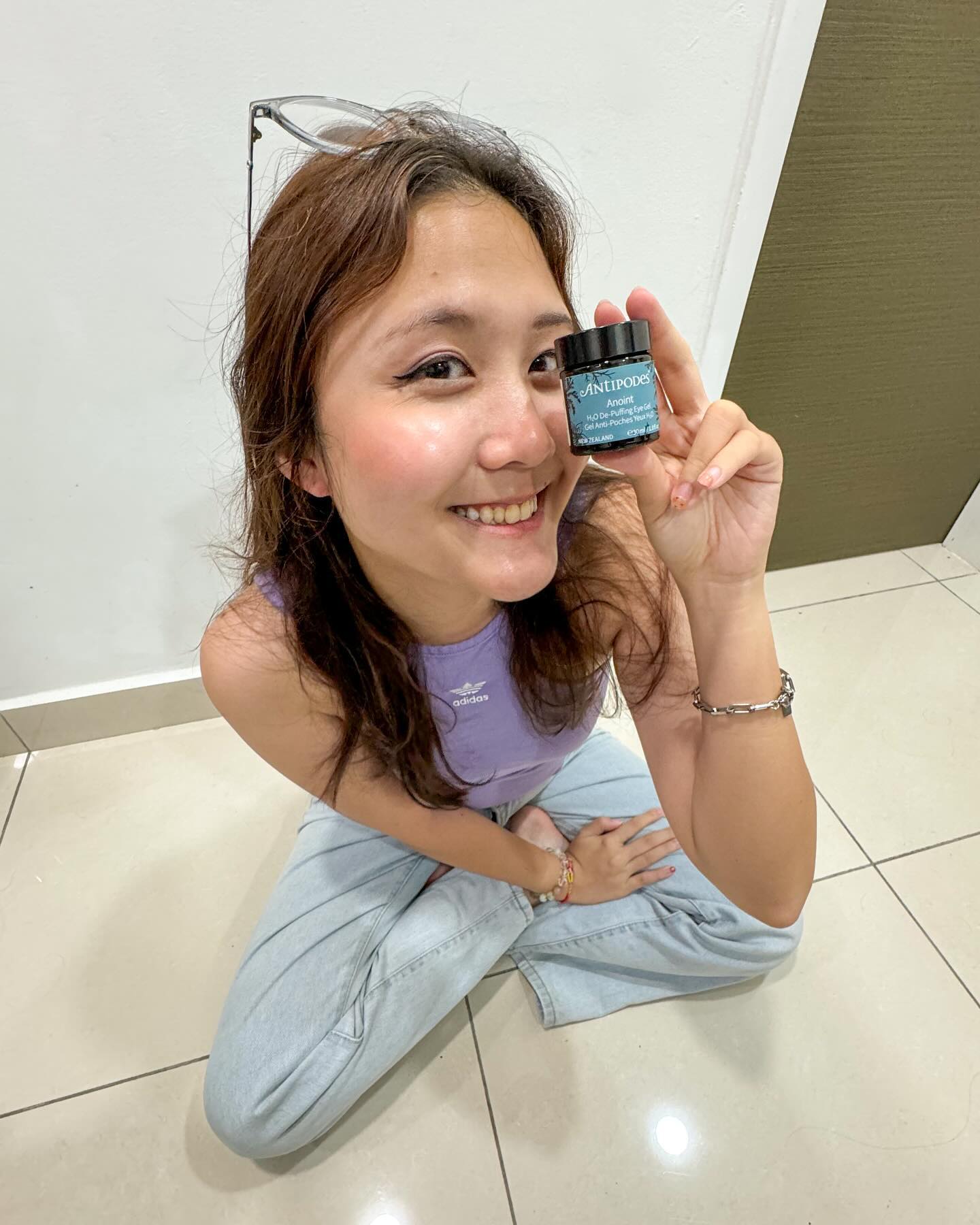 Look at this little bottle of H2O De-Puffing Eye Gel from antipodesskincare ðŸ‘€

It contains Coffee