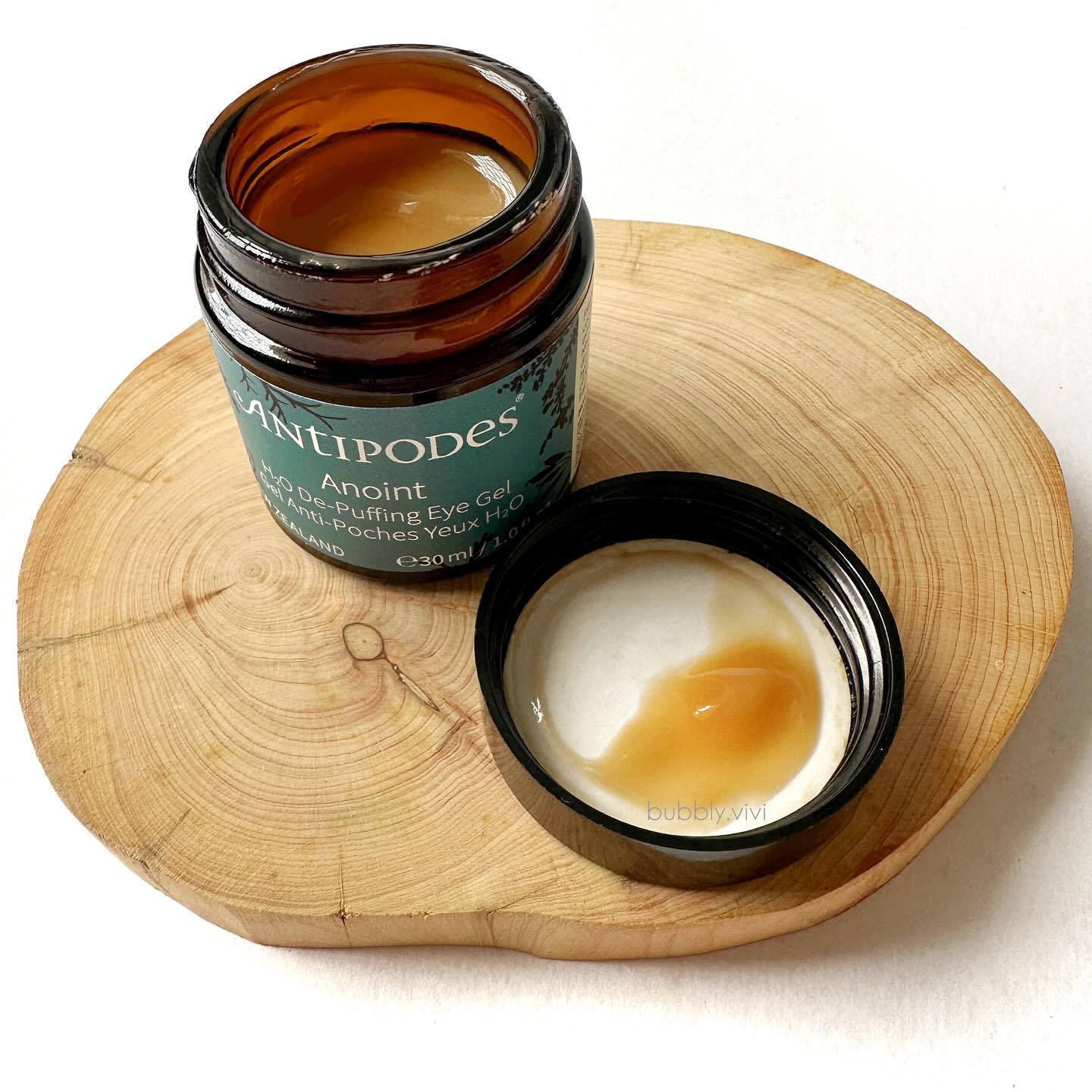 A little treat and trick for those puffy undereyes ðŸ‘€
.
Itâ€™s the antipodesskincare Anoint H2O De