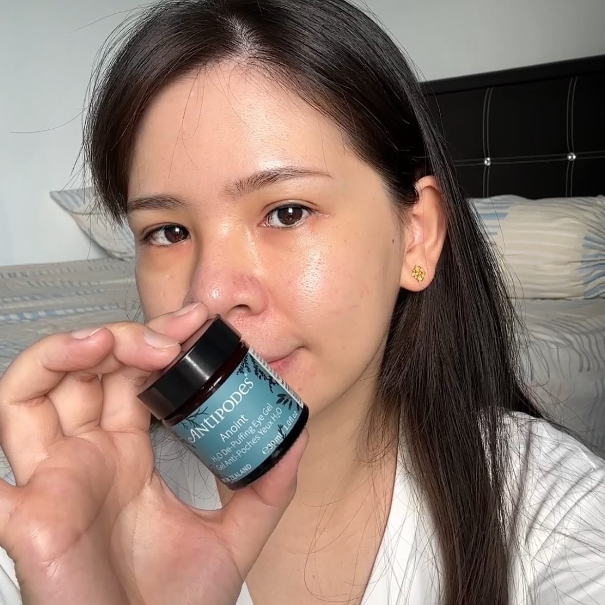 A little treat and trick for those puffy undereyes ðŸ‘€
.
Itâ€™s the antipodesskincare Anoint H2O De