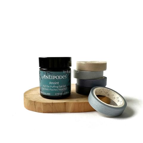 A little treat and trick for those puffy undereyes ðŸ‘€
.
Itâ€™s the antipodesskincare Anoint H2O De