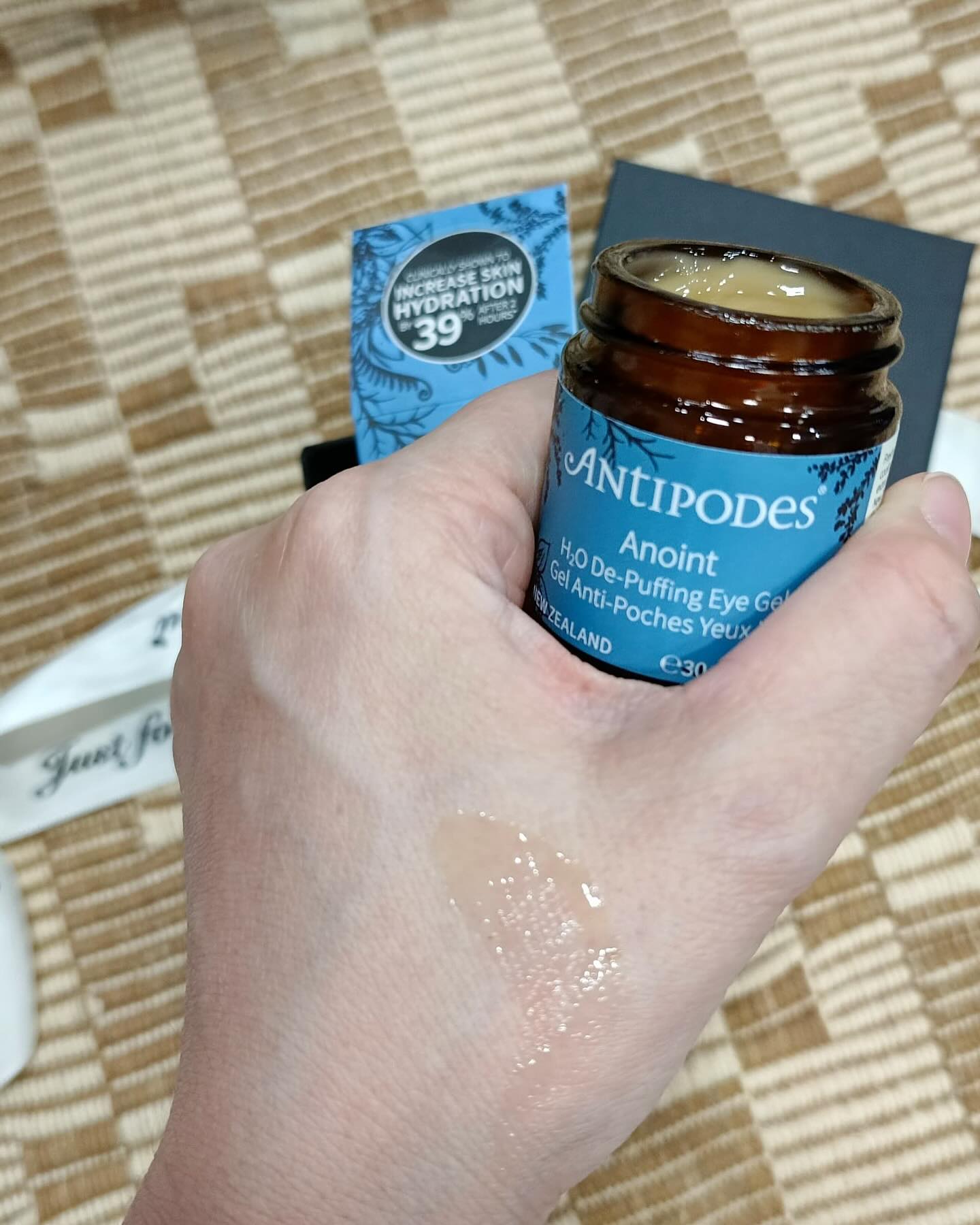 æœ‰æ²¡æœ‰è¯•è¿‡ç¡é†’çœ¼è¢‹è‚¿è‚¿çš„ï¼Ÿè¿™å¯æ˜¯æ¯ä¸ªå¥³äººçš„è‡´å‘½ä¼¤å™¢ï¼

è½½é€å­©å­ä¸Šå­¦ï¼