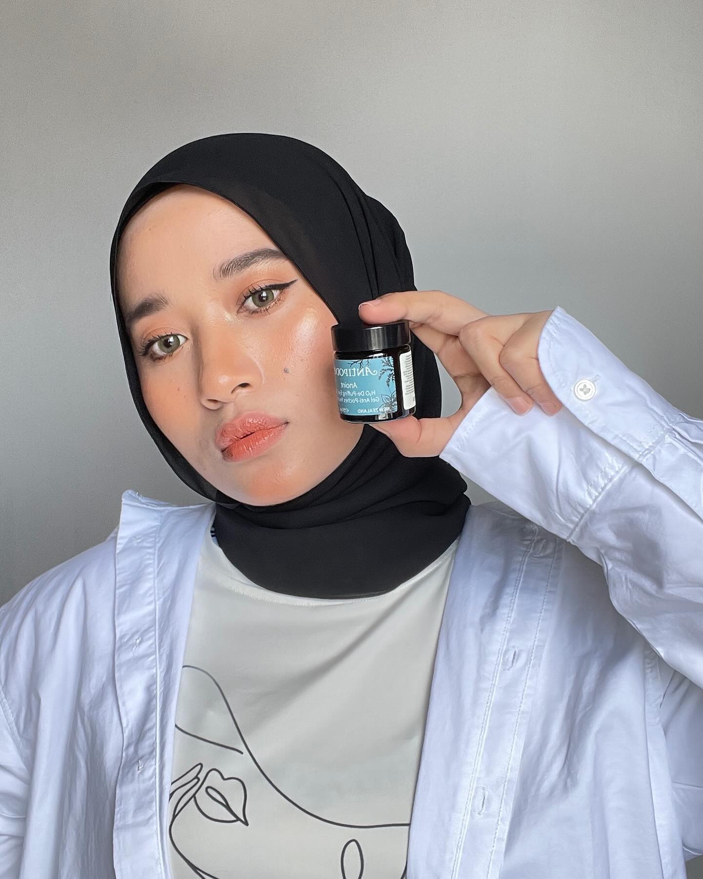 :
The first time I tried this H2O De-Puffing Eye Gel from Antipodes, I was amazed. The cooling sensa