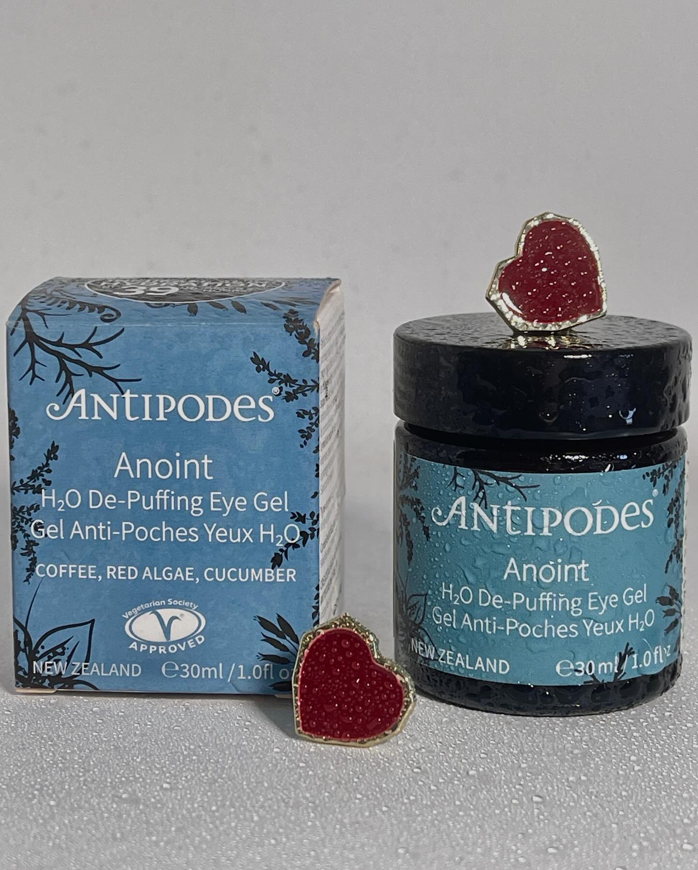 :
The first time I tried this H2O De-Puffing Eye Gel from Antipodes, I was amazed. The cooling sensa
