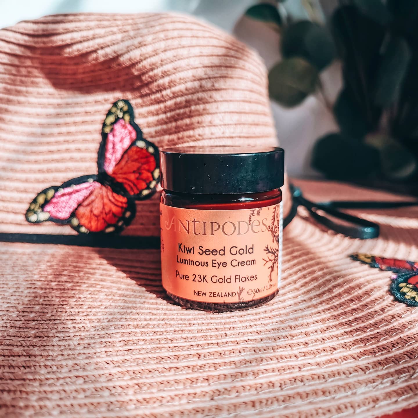 ANTIPODES KIWI SEED GOLD LUMINOUS EYE CREAM
.
Tell me, is there anyone out there hate gold?  Other t