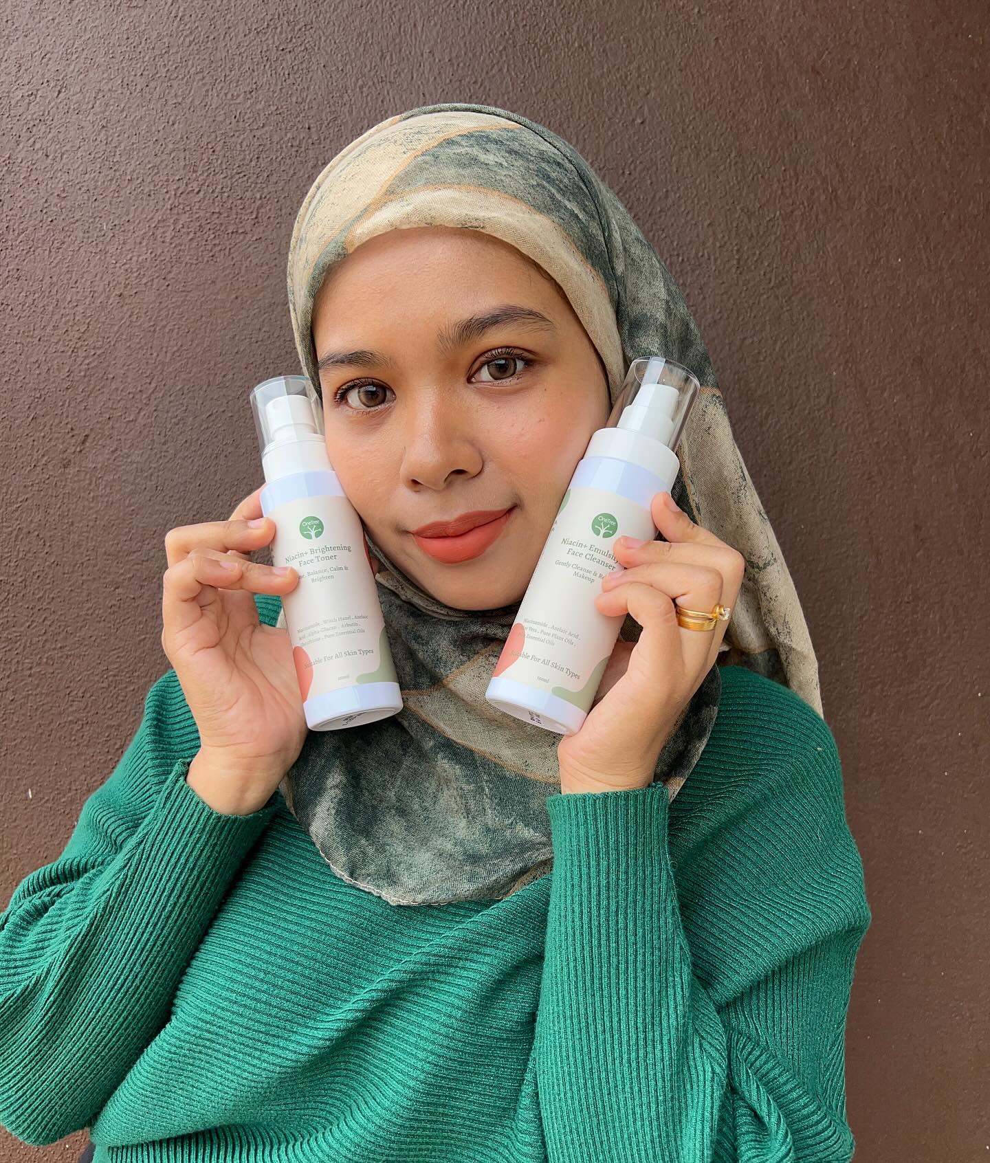 Dah lama i cari cleanser yang boleh remove makeup sekali macam ni. Senang if nak bawa keluar atau tr