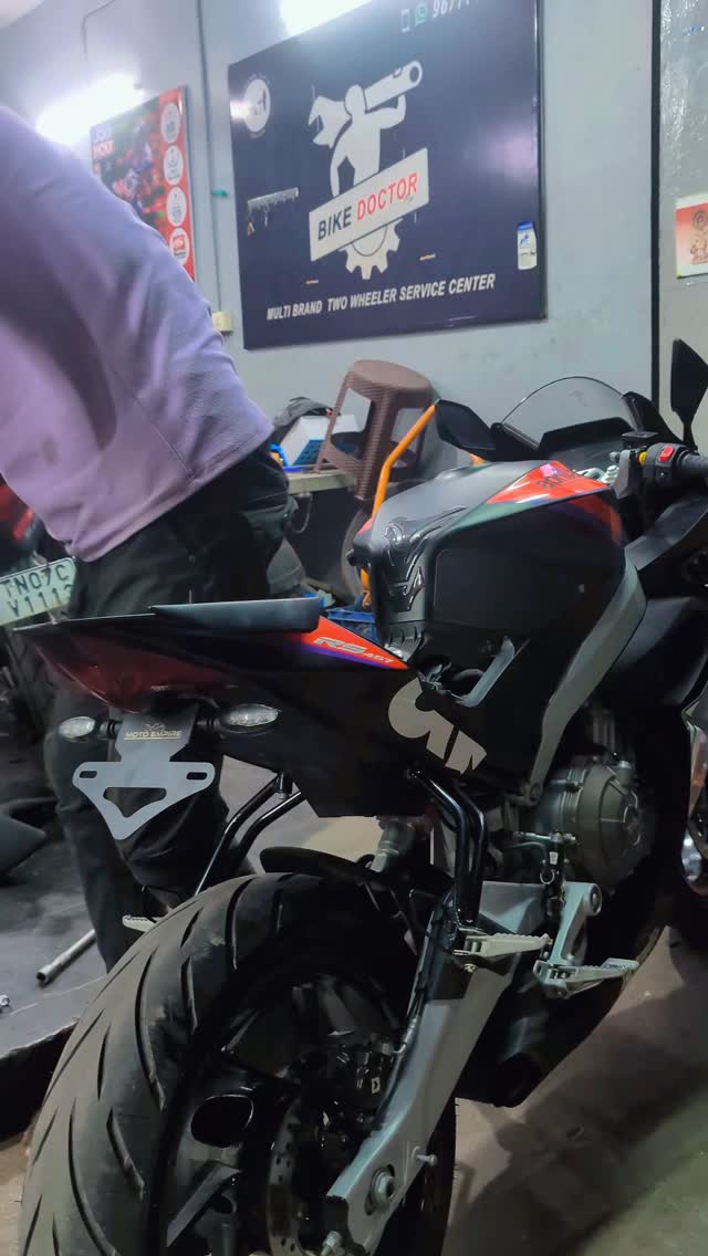 Aprillia RS457 Came in For Accessories installation

◾Maxxgrip
◾Tail tidy Fender
.
.
Shipping Done t