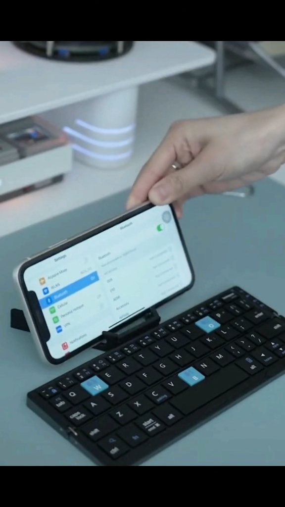 Ai mai văzut astfel de mini tastatură portabilă pentru telefon? 📱⌨️💥
Hai și tu pe 🔝www.rovecini.c